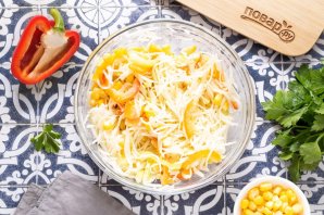 Салат из капусты, перца и кукурузы Салат из капусты, перца и кукурузы