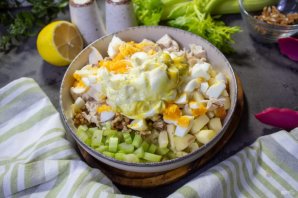 Салат из куриной грудки и сельдерея Салат из куриной грудки и сельдерея