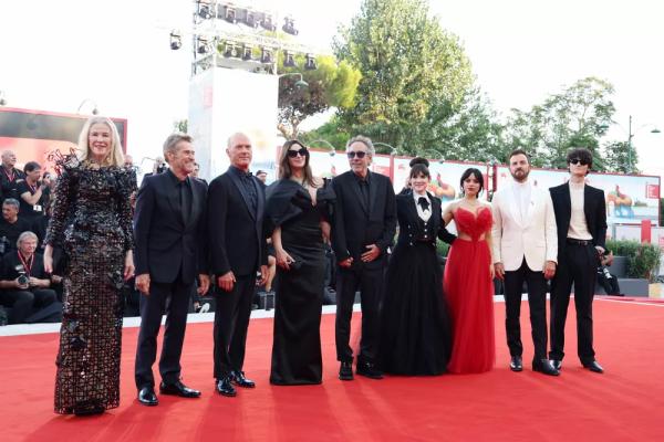 Моника Беллуччи и Тим Бертон появились на открытии Венецианского кинофестиваля
Моника Беллуччи и Тим Бертон появились на открытии Венецианского кинофестиваля