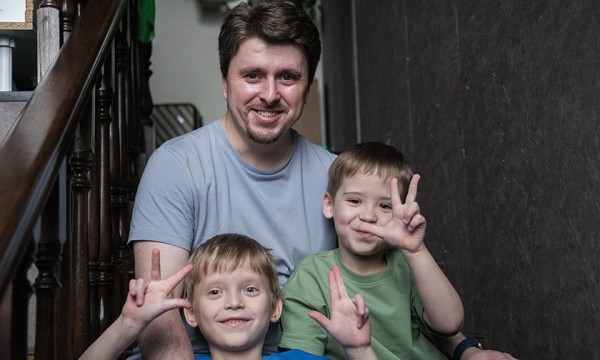 «Из четырех ног — три в гипсе», — шутят Дмитриевы. Они усыновили двоих детей со spina bifida
«Из четырех ног — три в гипсе», — шутят Дмитриевы. Они усыновили двоих детей со spina bifida