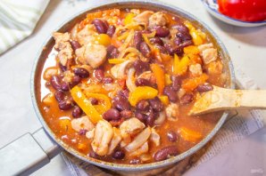 Курица с красной фасолью и перцем Курица с красной фасолью и перцем