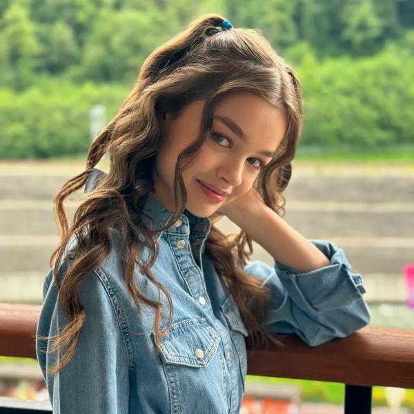 
                Бывший муж Светланы Устиновой женится на 18-летней актрисе            