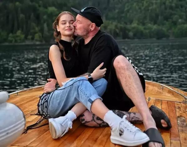 
                Бывший муж Светланы Устиновой женится на 18-летней актрисе            