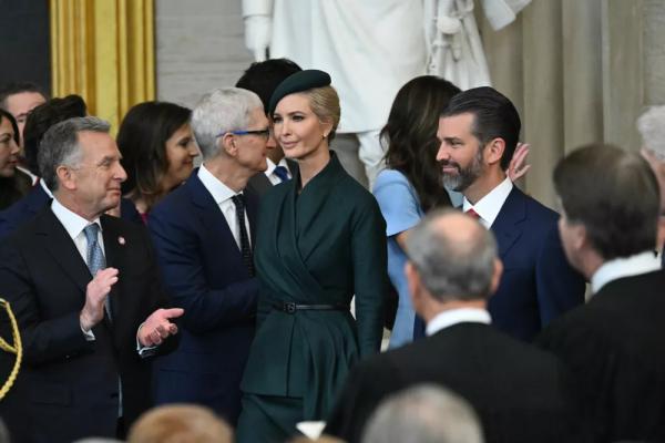 Все наряды Иванки Трамп на инаугурации отца
Все наряды Иванки Трамп на инаугурации отца