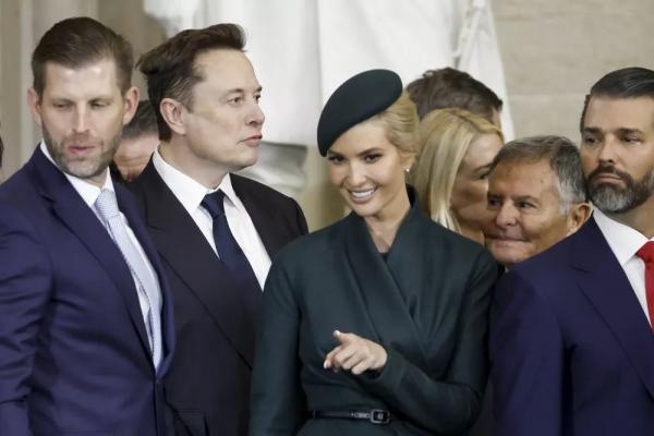 Все наряды Иванки Трамп на инаугурации отца
Все наряды Иванки Трамп на инаугурации отца
