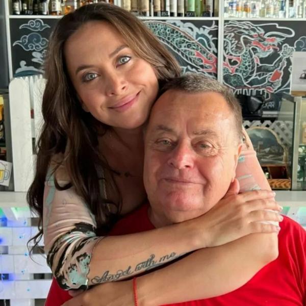 Наталья Фриске переехала с дочерью в дом к родителям
Наталья Фриске переехала с дочерью в дом к родителям
