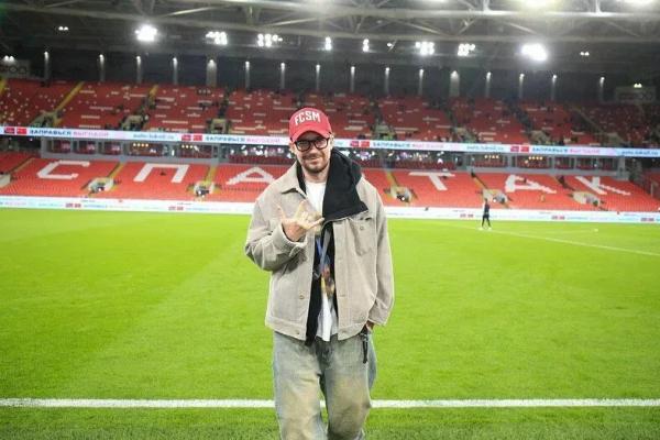 
                Александр Петров сводил жену на футбол            