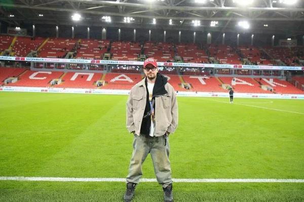 
                Александр Петров сводил жену на футбол            