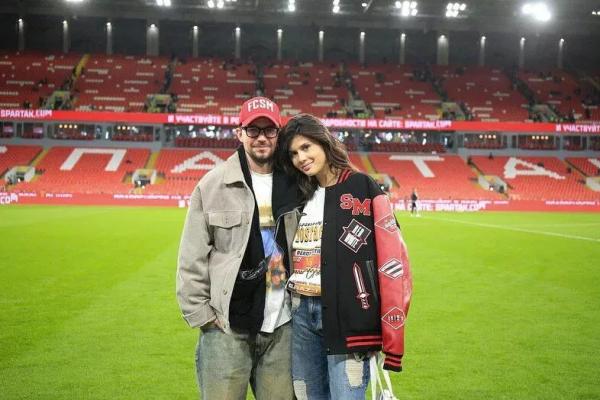 
                Александр Петров сводил жену на футбол            