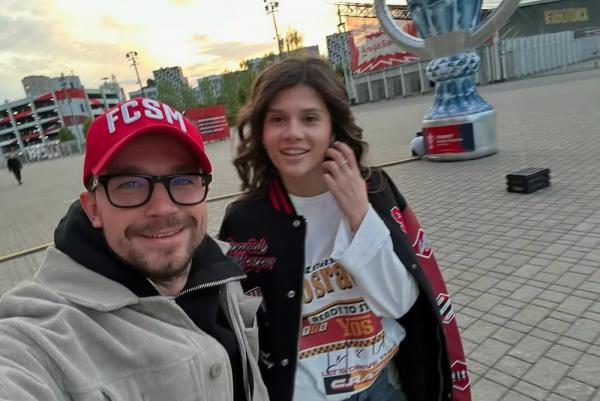 
                Александр Петров сводил жену на футбол            