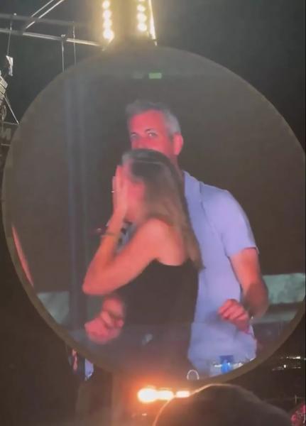 
                Видео дня: на концерте Coldplay в прямом эфире случайно показали измену            