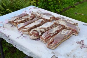 Копченое мясо в коптильне