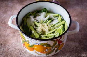 Огурцы, консервированные дольками Огурцы, консервированные дольками