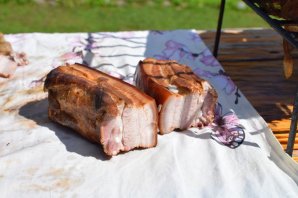 Копченое мясо в коптильне