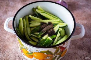 Огурцы, консервированные дольками Огурцы, консервированные дольками