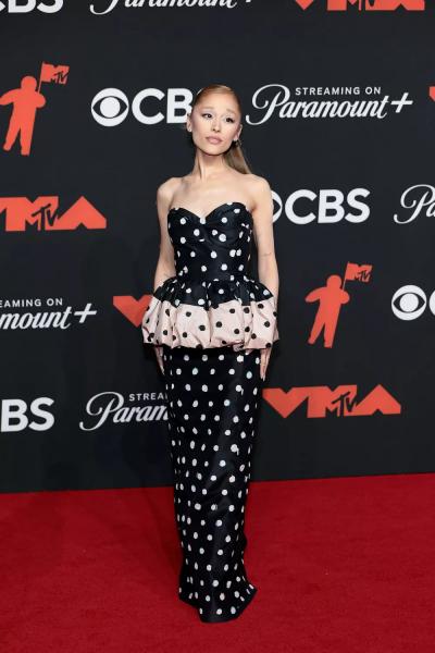 
                Ариана Гранде, Сабрина Карпентер, Пэрис Хилтон и другие: красная дорожка MTV VMA 2025            