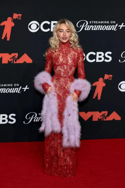 
                Ариана Гранде, Сабрина Карпентер, Пэрис Хилтон и другие: красная дорожка MTV VMA 2025            