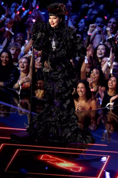
                Ариана Гранде, Сабрина Карпентер, Пэрис Хилтон и другие: красная дорожка MTV VMA 2025            