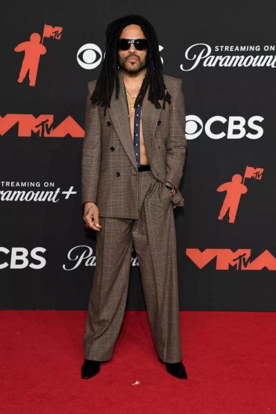 
                Ариана Гранде, Сабрина Карпентер, Пэрис Хилтон и другие: красная дорожка MTV VMA 2025            