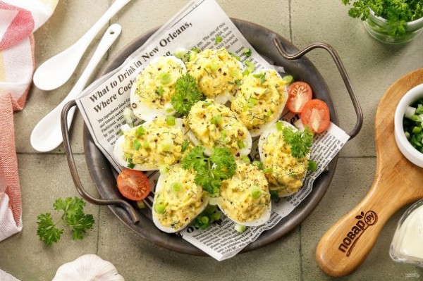 Яйца, фаршированные сыром и чесноком