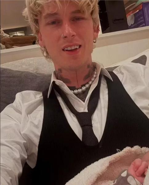 
                Меган Фокс и Machine Gun Kelly снова вместе: "Он почти каждую ночь проводит у нее дома"            