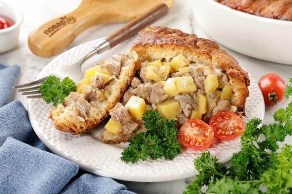 Простой мясной пирог с картошкой