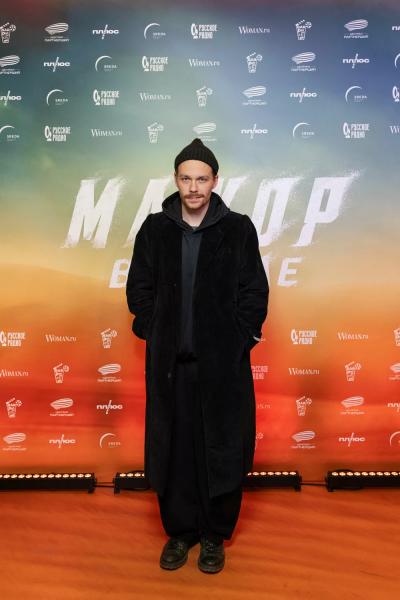 
                Павел Чинарев c семьей, Лиза Шакира, Лиза Моряк и другие на премьере фильма "Мажор в Дубае"            