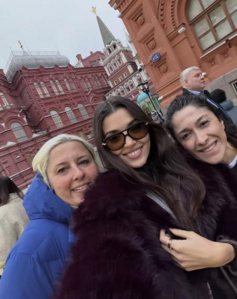 
                Ханде Эрчел опубликовала фото из Москвы и обратилась к фанатам на русском            