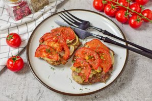 Мясо в духовке с помидорами