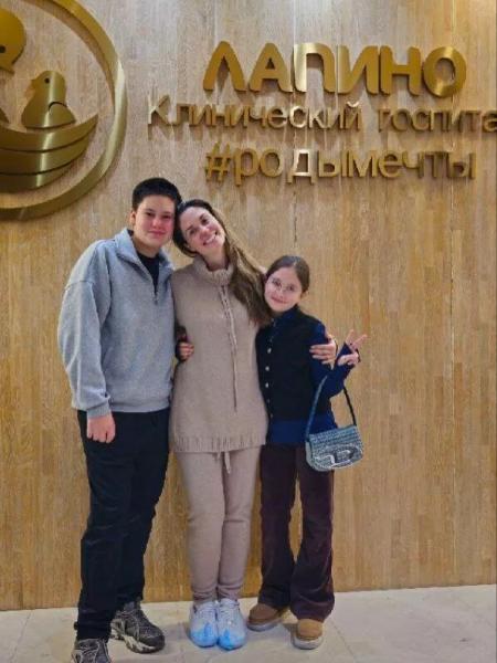 
                Агата Муцениеце показала выписку из роддома            