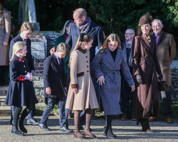 
                Карл III, королева Камилла, принц Уильям и Кейт Миддлтон: как прошла рождественская служба в Сандрингеме            