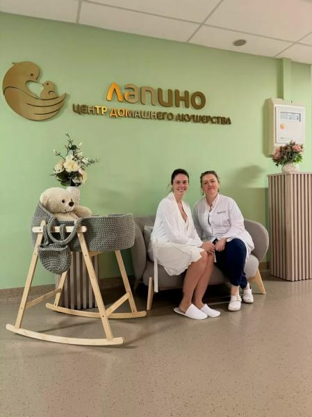 
                Агата Муцениеце показала выписку из роддома            