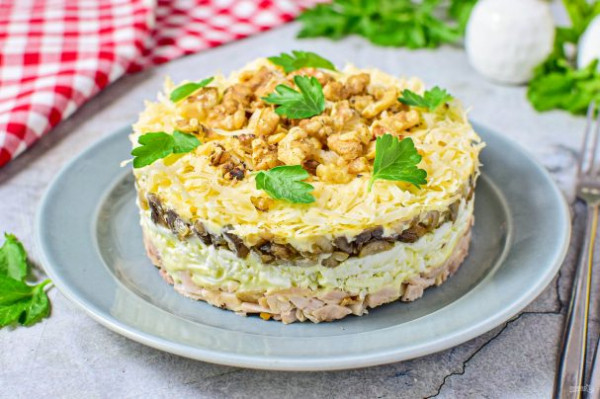 Слоёный салат с копчёной курицей Слоёный салат с копчёной курицей