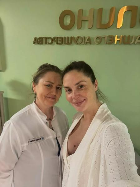 
                Агата Муцениеце показала выписку из роддома            