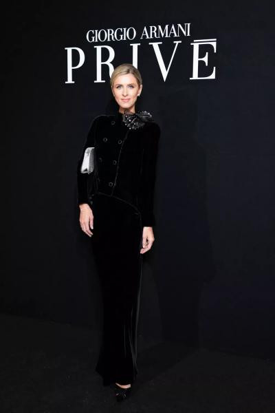 Показ новой коллекции Armani: Кейт Хадсон, Элизабет Дебики, Мишель Пфайффер и другие среди гостей
Показ новой коллекции Armani: Кейт Хадсон, Элизабет Дебики, Мишель Пфайффер и другие среди гостей