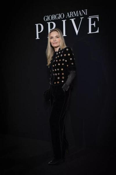 Показ новой коллекции Armani: Кейт Хадсон, Элизабет Дебики, Мишель Пфайффер и другие среди гостей
Показ новой коллекции Armani: Кейт Хадсон, Элизабет Дебики, Мишель Пфайффер и другие среди гостей