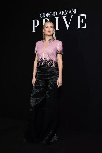 Показ новой коллекции Armani: Кейт Хадсон, Элизабет Дебики, Мишель Пфайффер и другие среди гостей
Показ новой коллекции Armani: Кейт Хадсон, Элизабет Дебики, Мишель Пфайффер и другие среди гостей