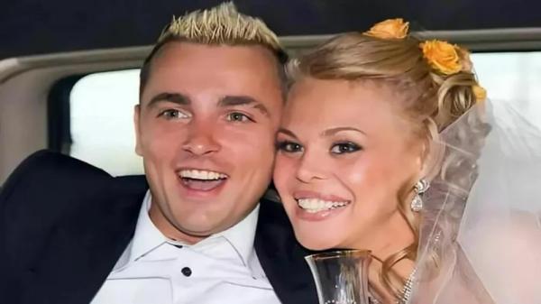 Умерла жена солиста группы "Отпетые мошенники" Сергея Аморалова
Умерла жена солиста группы "Отпетые мошенники" Сергея Аморалова