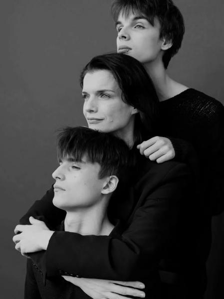 
                Анна Азарова впервые за долгое время показала сыновей-близнецов            