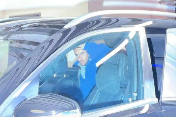 
                Джастин Бибер набросился на папарацци на свидании с Хейли Бибер            