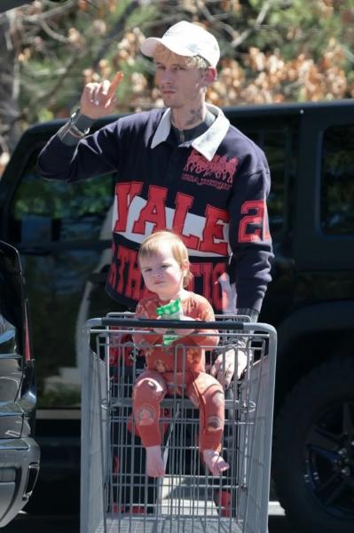 Machine Gun Kelly катает маленькую дочь от Меган Фокс в тележке из супермаркета
Machine Gun Kelly катает маленькую дочь от Меган Фокс в тележке из супермаркета