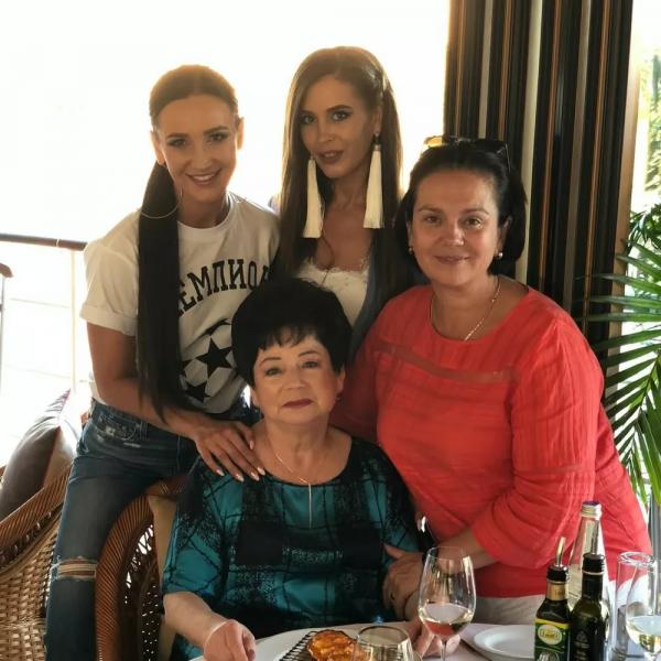 "Главный человечек в нашей жизни": Ольга Бузова нежно обратилась к маме по особому случаю
"Главный человечек в нашей жизни": Ольга Бузова нежно обратилась к маме по особому случаю
