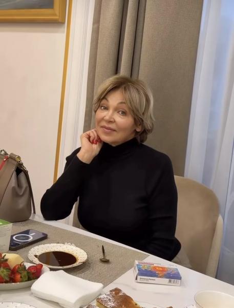 
                Алсу провела вечер с мамой: "Такая красивая"            