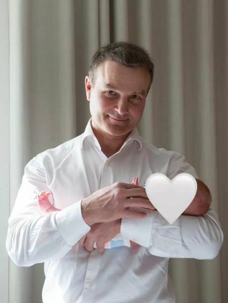 
                49-летняя Анна Невская родила сына             