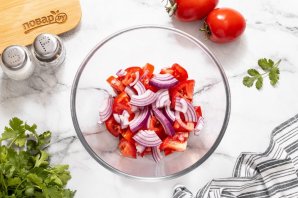 Салат с помидорами и кинзой Салат с помидорами и кинзой