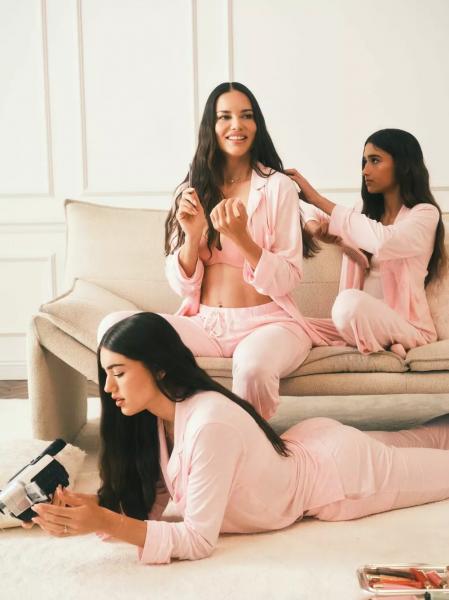 
                Адриана Лима впервые снялась для Victoria's Secret с дочками             