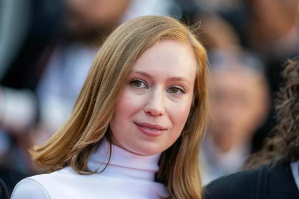 
                Деми Мур, Джиллиан Андерсон, Сара Сампайо и другие: второй день Каннского кинофестиваля            