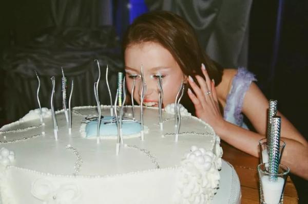 Анна Пересильд с размахом отметила 17-летие в компании бойфренда Вани Дмитриенко
Анна Пересильд с размахом отметила 17-летие в компании бойфренда Вани Дмитриенко