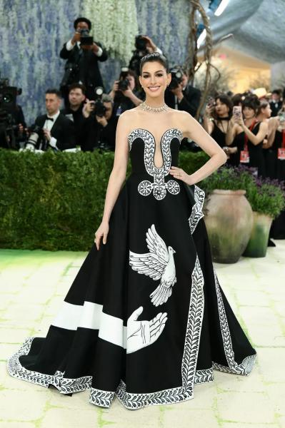 
                Бейонсе, Рианна, Хейли Бибер, Ким Кардашьян: звездные гости Met Gala 2026            