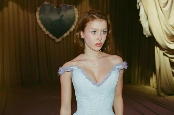 Анна Пересильд с размахом отметила 17-летие в компании бойфренда Вани Дмитриенко
Анна Пересильд с размахом отметила 17-летие в компании бойфренда Вани Дмитриенко